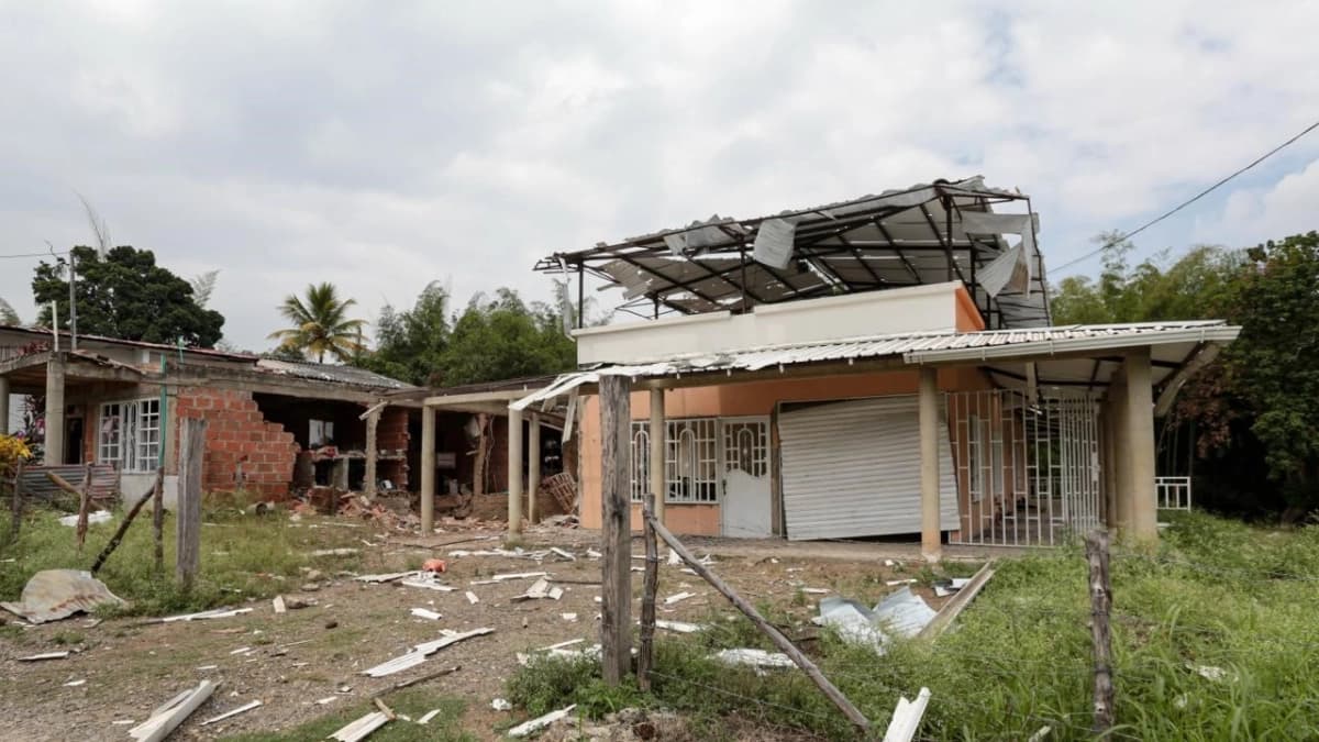 Disidentes del frente 'Jaime Martínez' de la Farc atacan subestación de la Policía de Robles en Jamundí, Valle: van 17 explosivos lanzados por drones