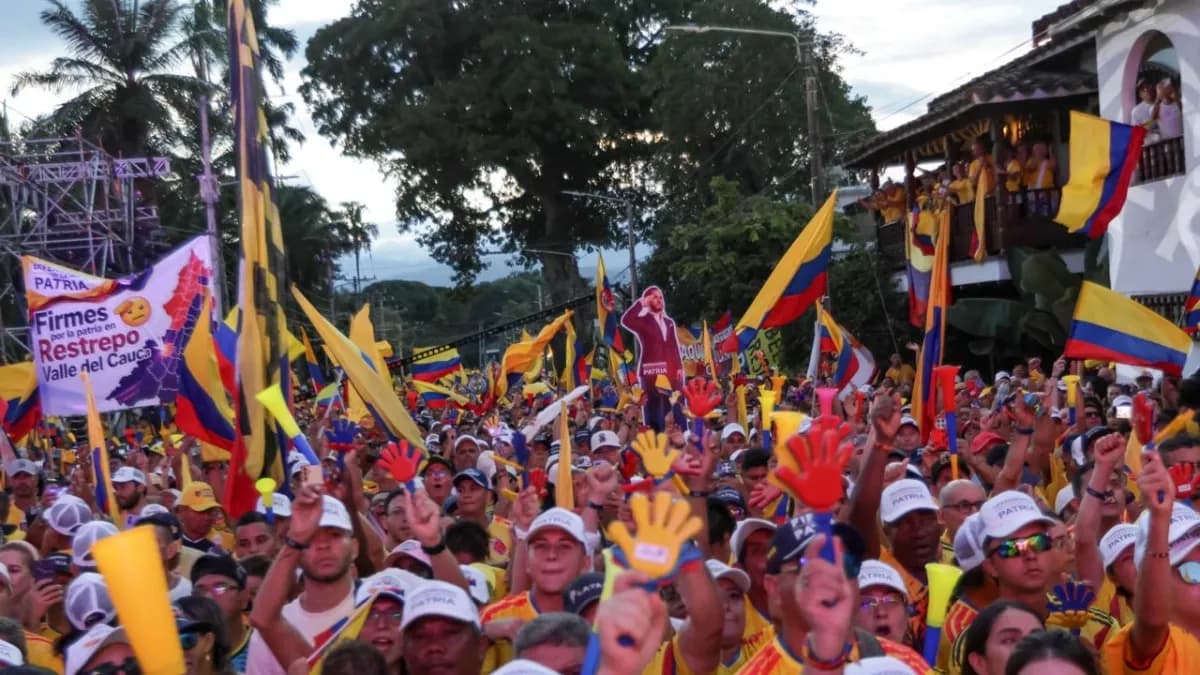 El cierre de campaña de Abelardo De la Espriella, entre plegarias al Señor de los Milagros, rugidos, banderas, un tigre de felpa y multitudes