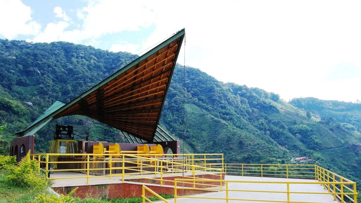 Lo construyeron hace 18 años en un alejado municipio del Quindío, lo inauguraron y jamás prestó servicio: la historia del teleférico que nunca fue