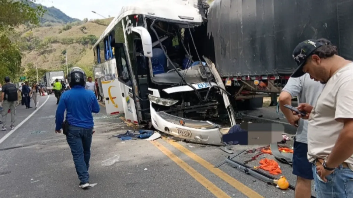 Grave accidente en la vía Medellín-Manizales por bus de pasajeros que chocó de frente con un tractocamión; hay tres muertos y 15 heridos