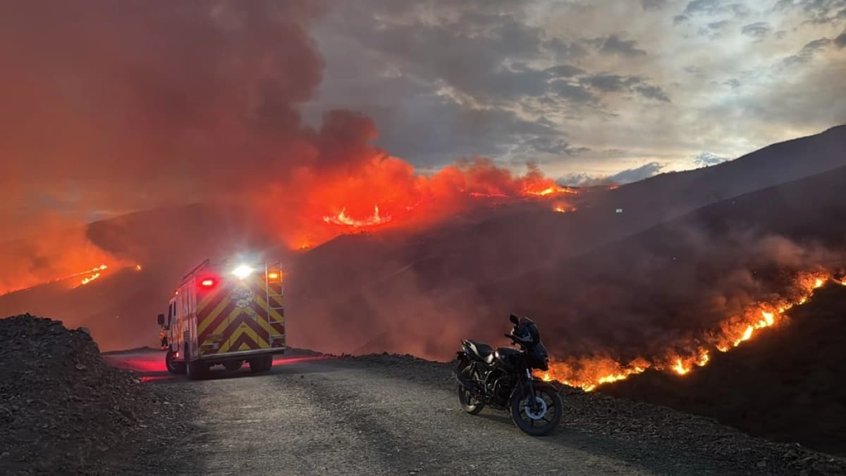Grave incendio forestal afecta zona montañosa de Guabinas y mantiene operativo de emergencia en Yumbo, Valle del Cauca