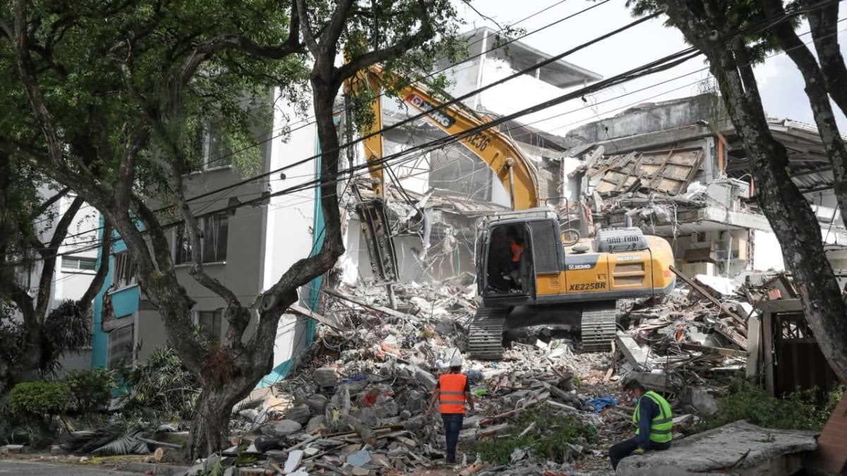 En imágenes | A doble turno y con maquinaria de 20 toneladas: el edificio María Mercedes abrió el plan de demolición de 11 inmuebles críticos en Cali