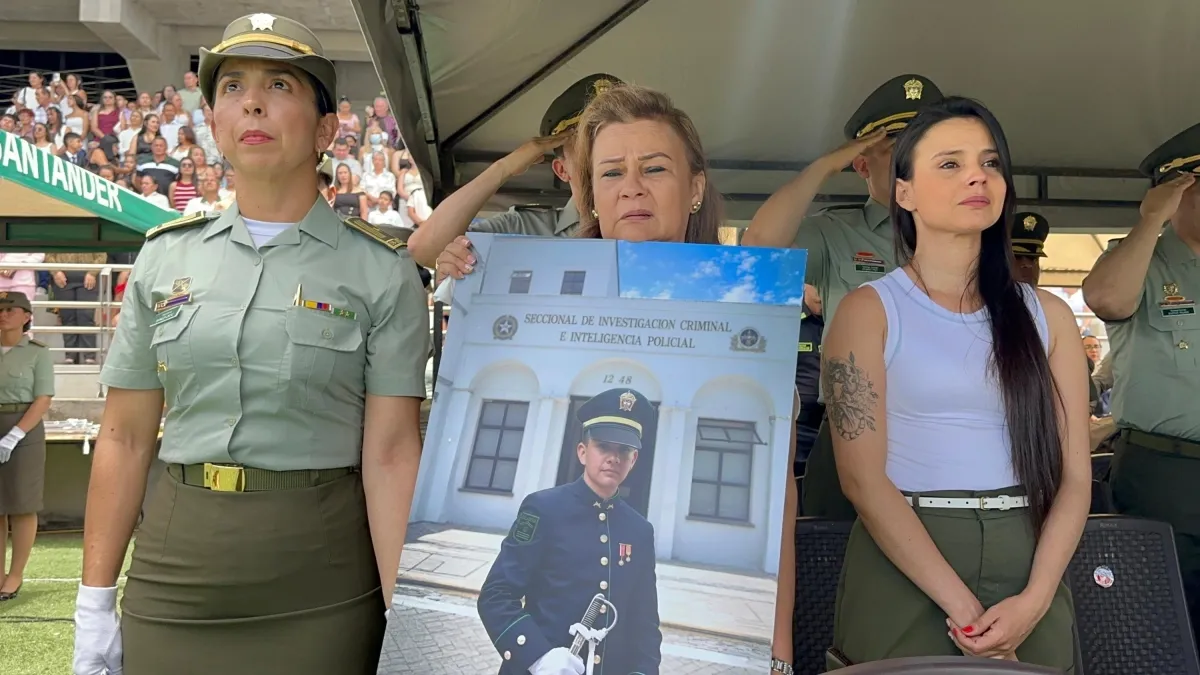 El sentido homenaje póstumo a Fredy Leal, policía que frustró millonario robo en joyería de Bucaramanga en reconocido centro comercial