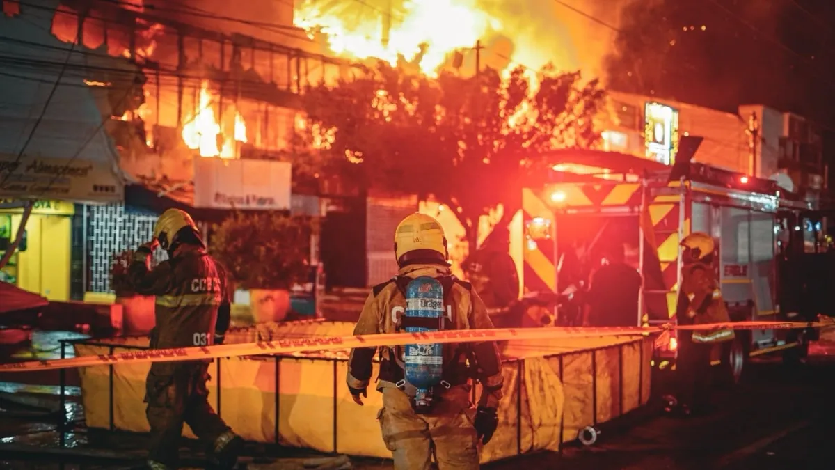 Incendio en Cartagena consumió una ferretería, una bodega de productos químicos y un almacén de grandes superficies